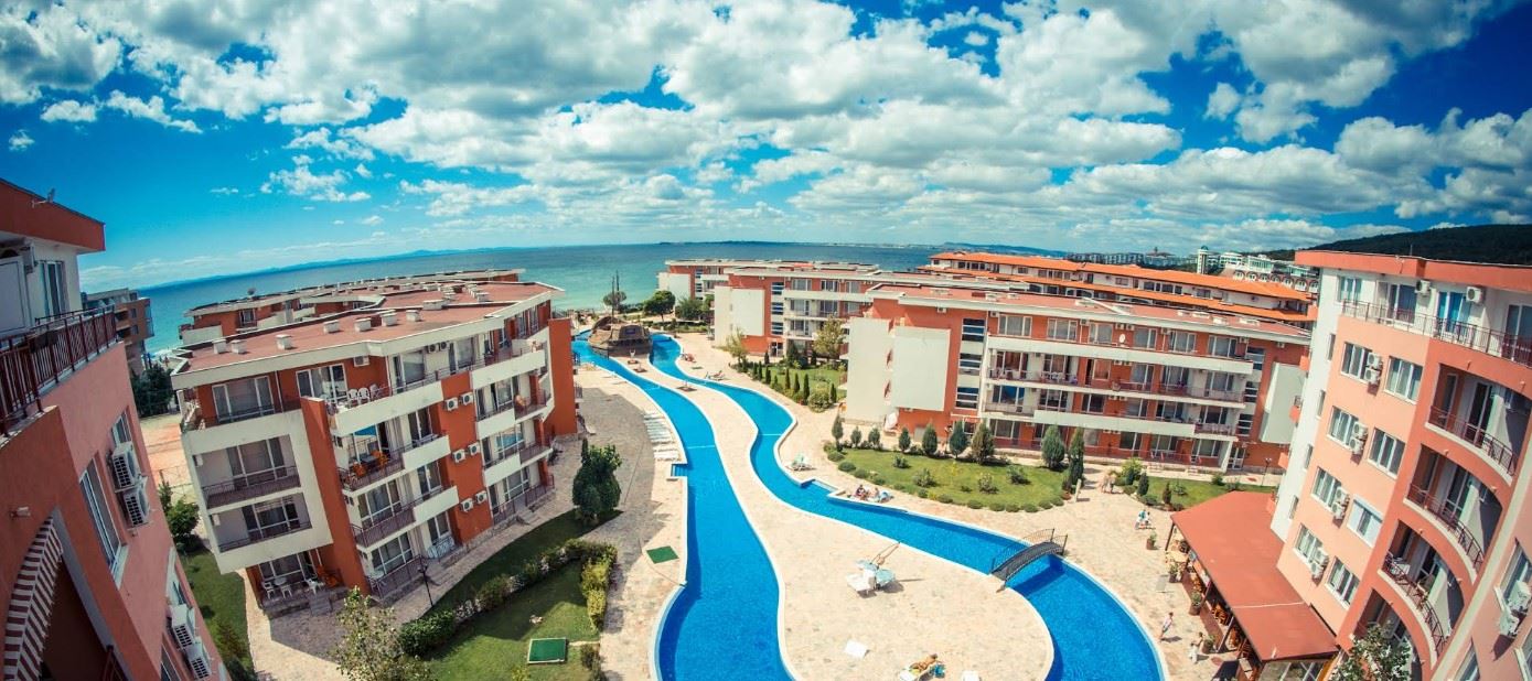 One-Bedroom Apartment on the First Line to the Sea in a Secure Complex in Elenite
