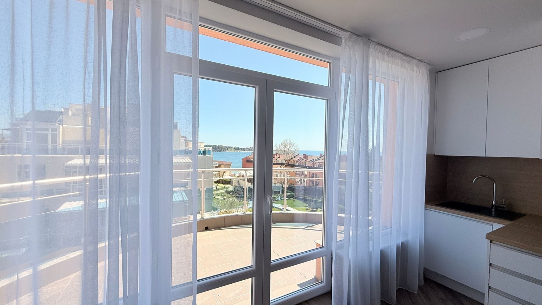 Luxury three-bedroom apartment on the first line in Ravda – space, prestige, and breathtaking sea panorama