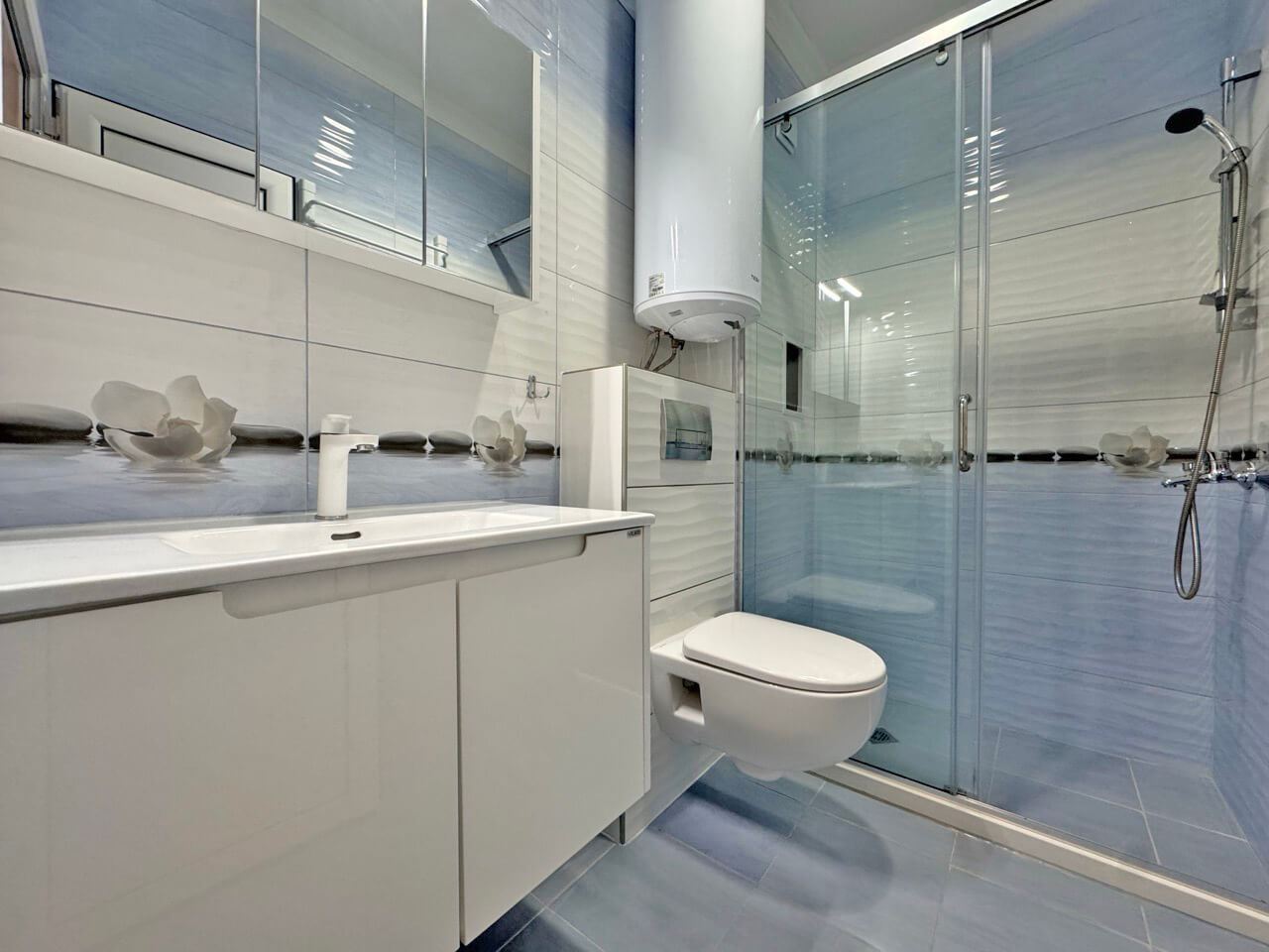 Spacious one-bedroom apartment with a large terrace and pool view in Sunny Beach