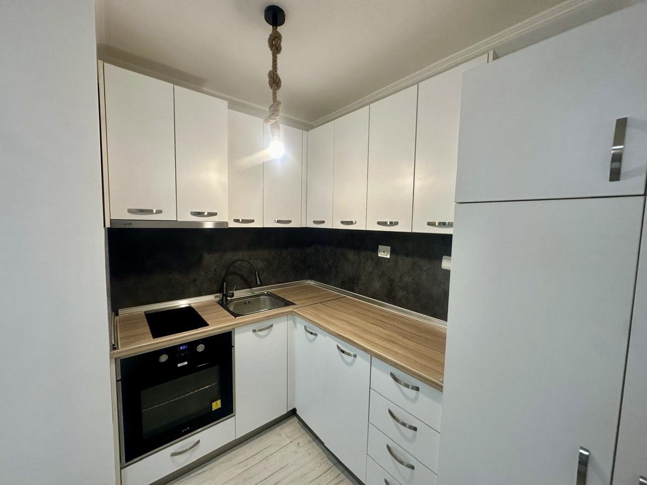 Spacious ground-floor studio with terrace and potential for a one-bedroom apartment – only 300 m from the sea