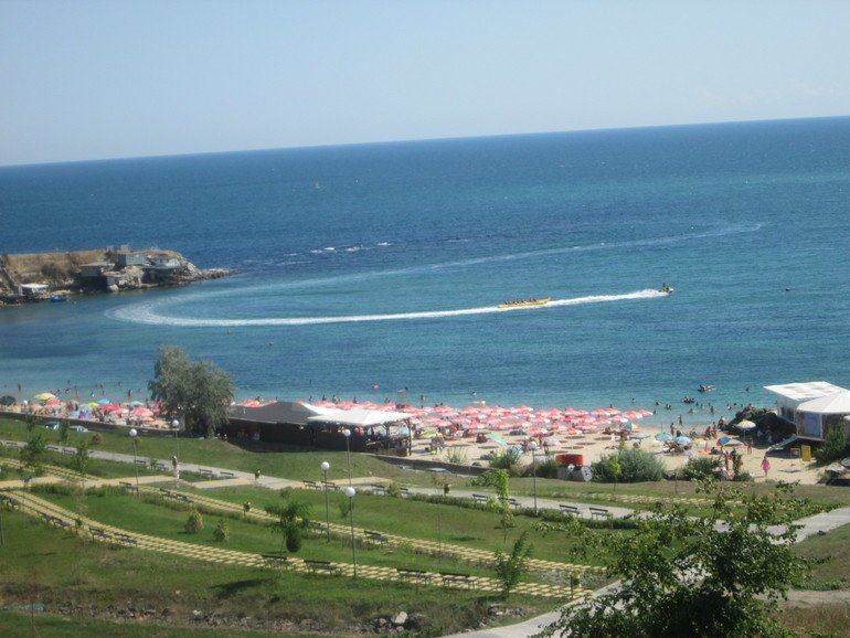 Spacious two-bedroom apartment just meters from the beach in Ravda