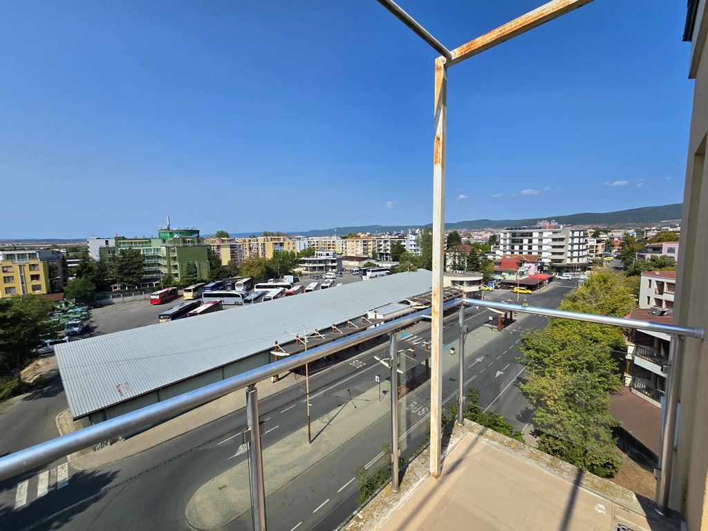 Spacious three room apartment with an excellent location and close proximity to the sea