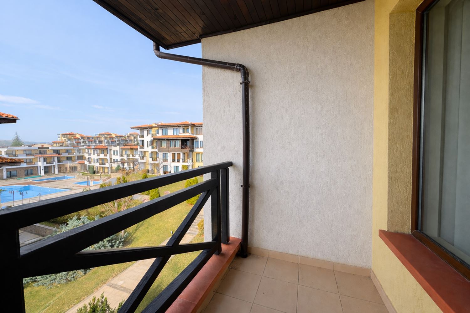 Two-bedroom apartment with sea panorama and private beach in a prestigious complex in Chernomorets