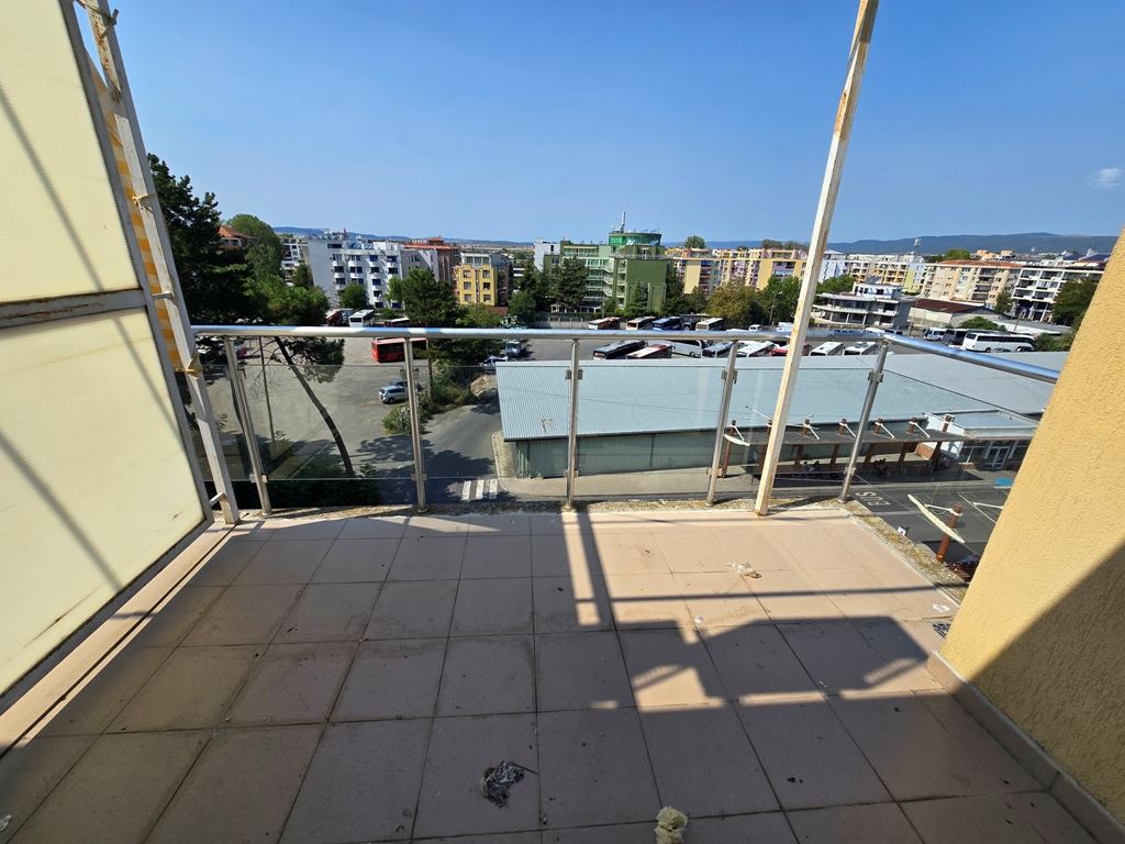 Spacious three room apartment with an excellent location and close proximity to the sea
