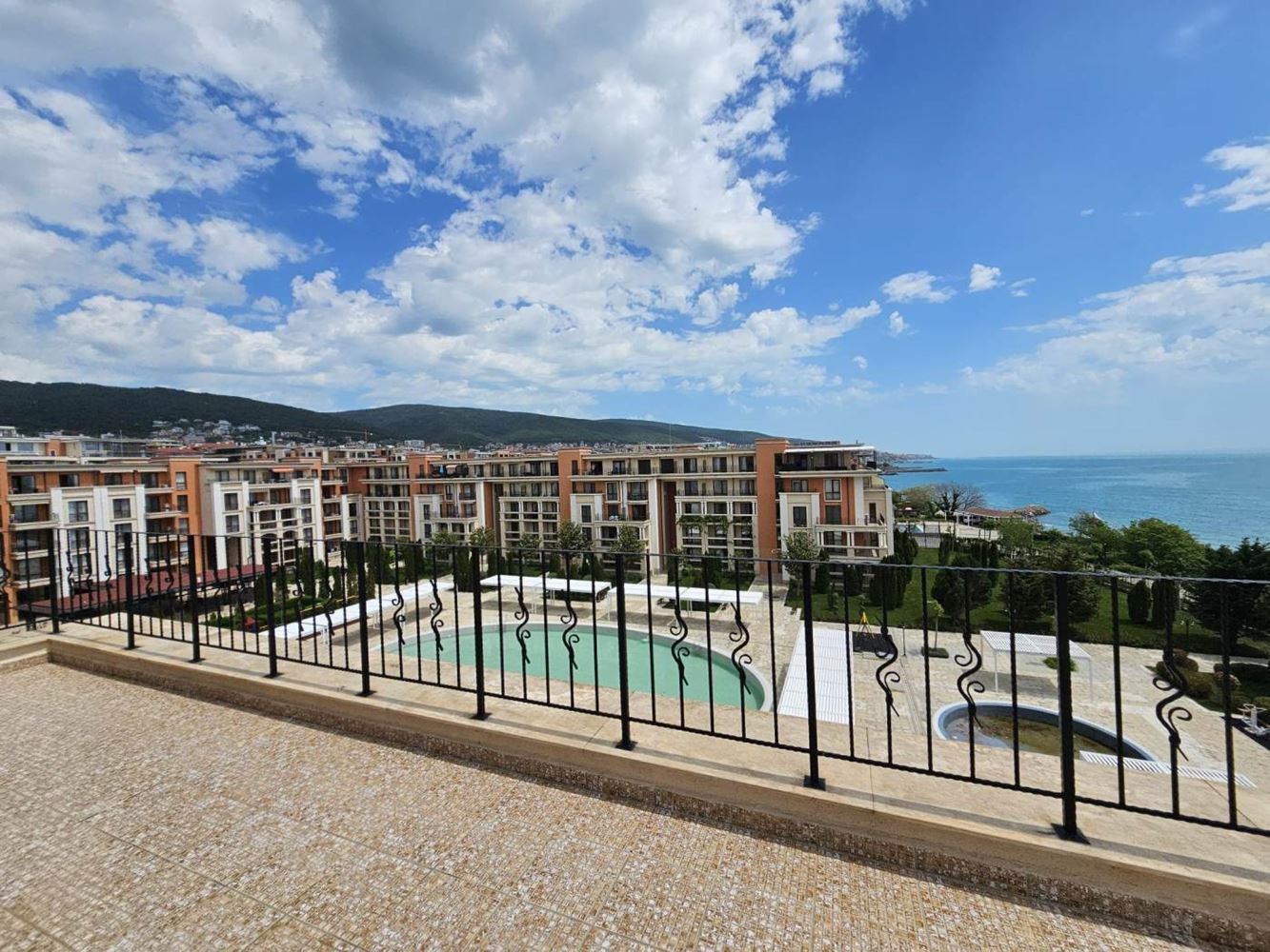 Sveti Vlas – three-bedroom apartment with direct panoramic sea view in a first-line complex