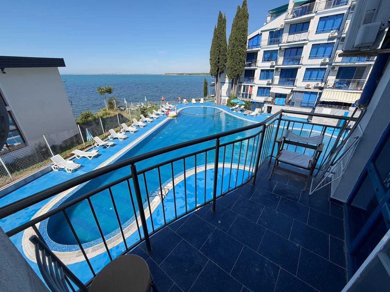 One-Bedroom Apartment on the First Sea Line in Pomorie – Panoramic Views of the Sea and Swimming Pool