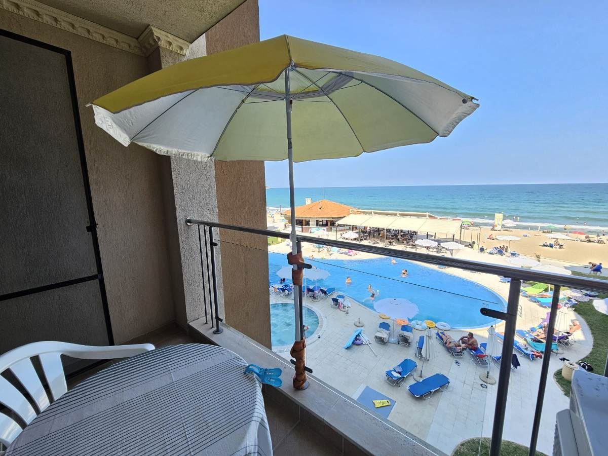 Luxury three-bedroom apartment on the beachfront in Obzor – panoramic sea and mountain views