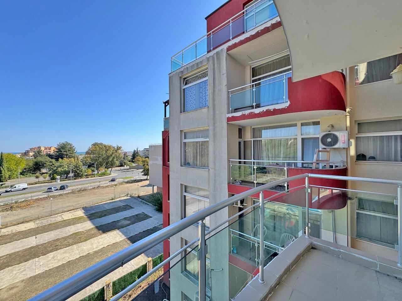 Sunny and spacious one-bedroom apartment with sea view in Sunny Beach