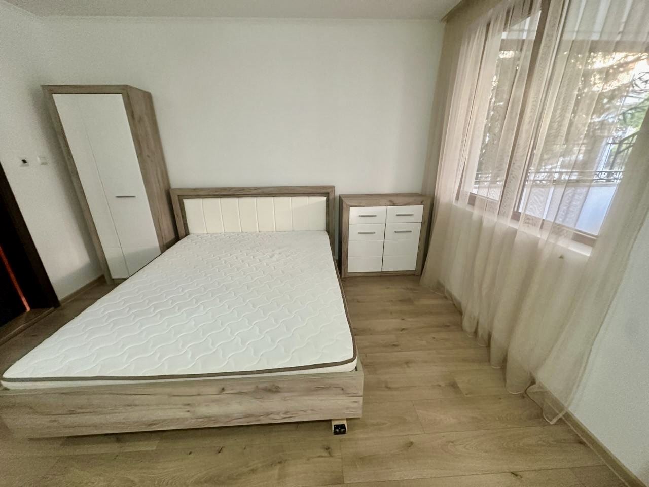 Spacious ground-floor studio with large terrace and potential for a one-bedroom apartment – security and comfort in Nessebar