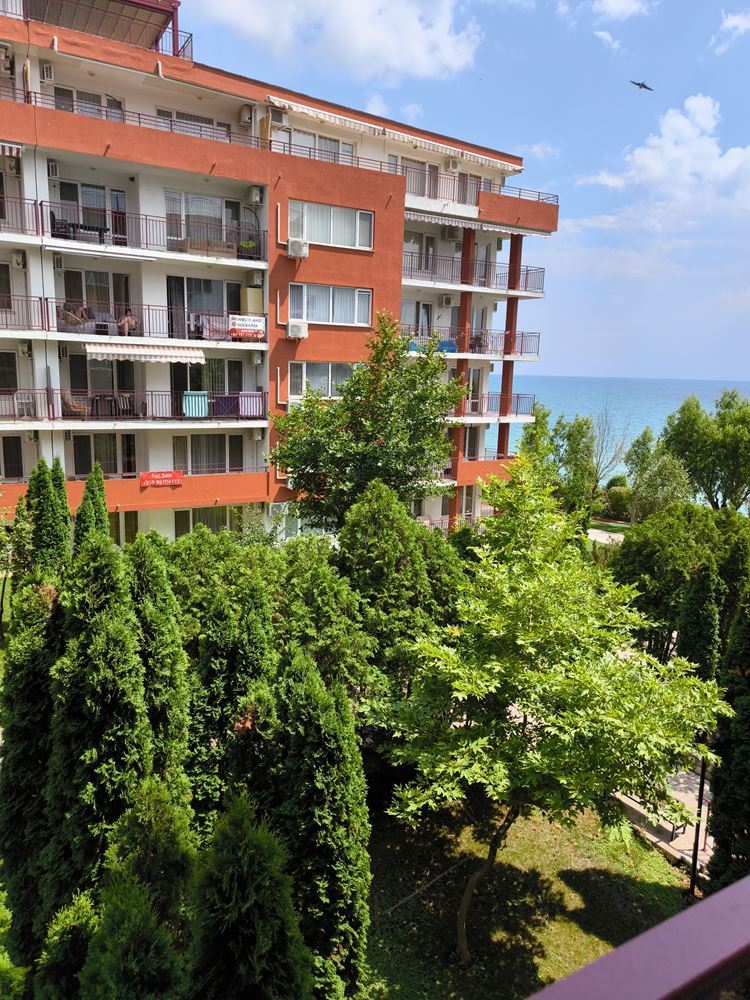 Luxury one-bedroom apartment on the first line in Sveti Vlas