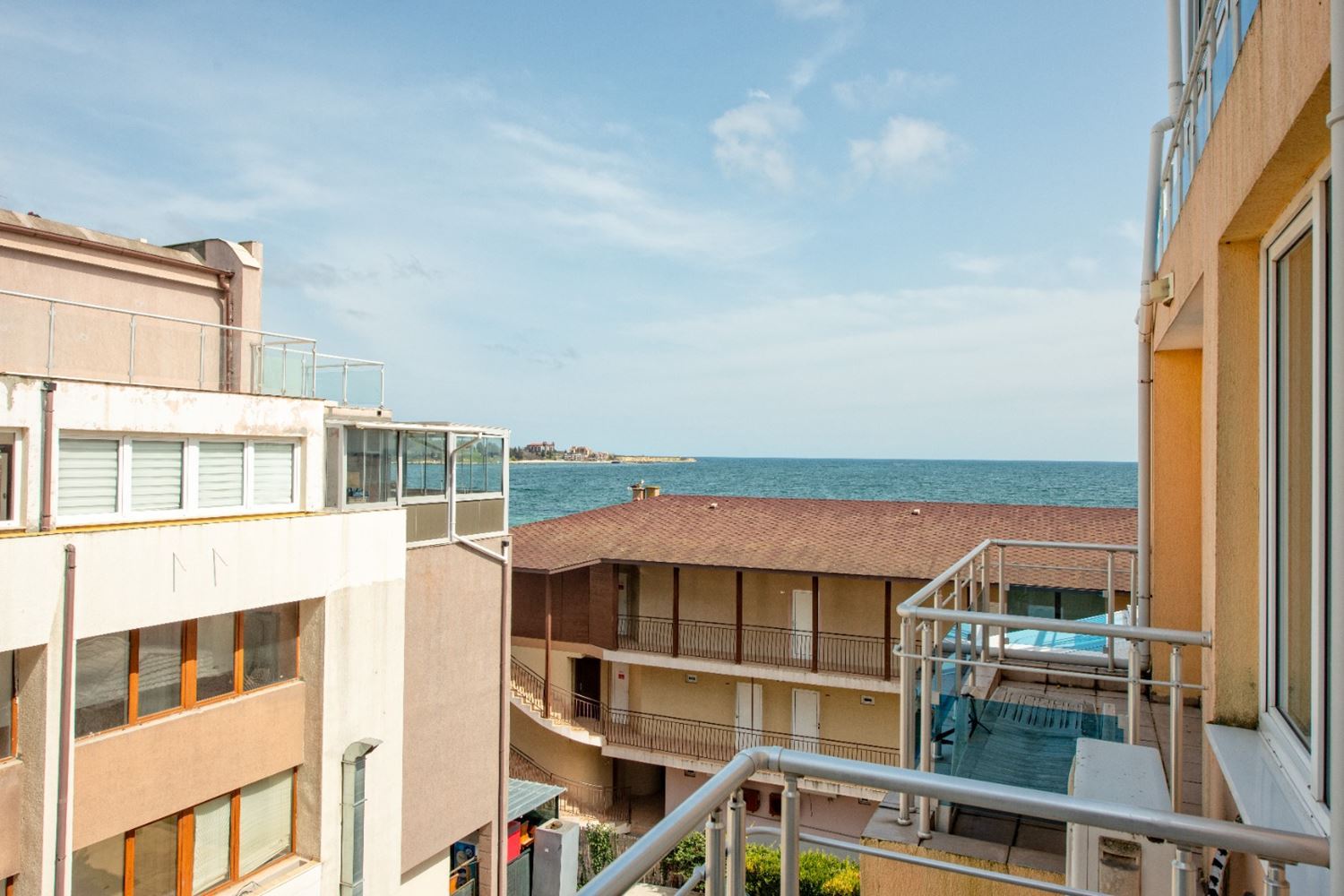 Sunny and spacious studio with sea view in Ravda – 100 m from the beach, in a well-maintained complex with a pool and greenery
