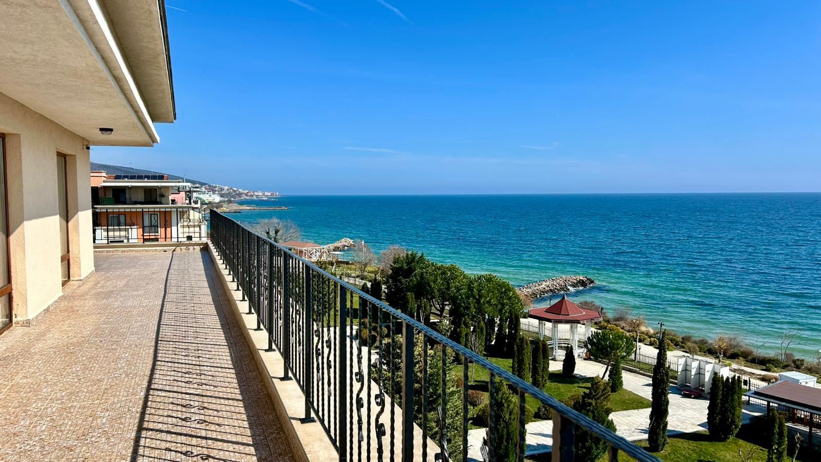 Sveti Vlas – three-bedroom apartment with direct panoramic sea view in a first-line complex