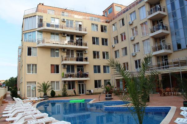 Three-room apartment with a huge terrace 500 m from the beach in Sunny Beach – 148 m² and excellent potential