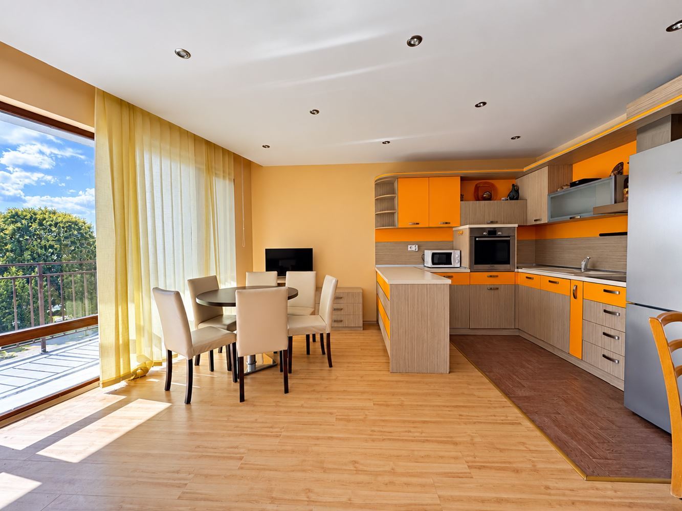 Elenite: spacious two-bedroom apartment on the first line with sea view