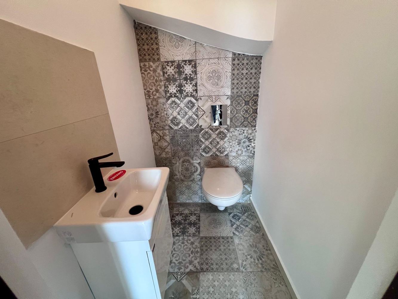 First-line sea property in Ravda – two-bedroom maisonette with sea view and private parking space