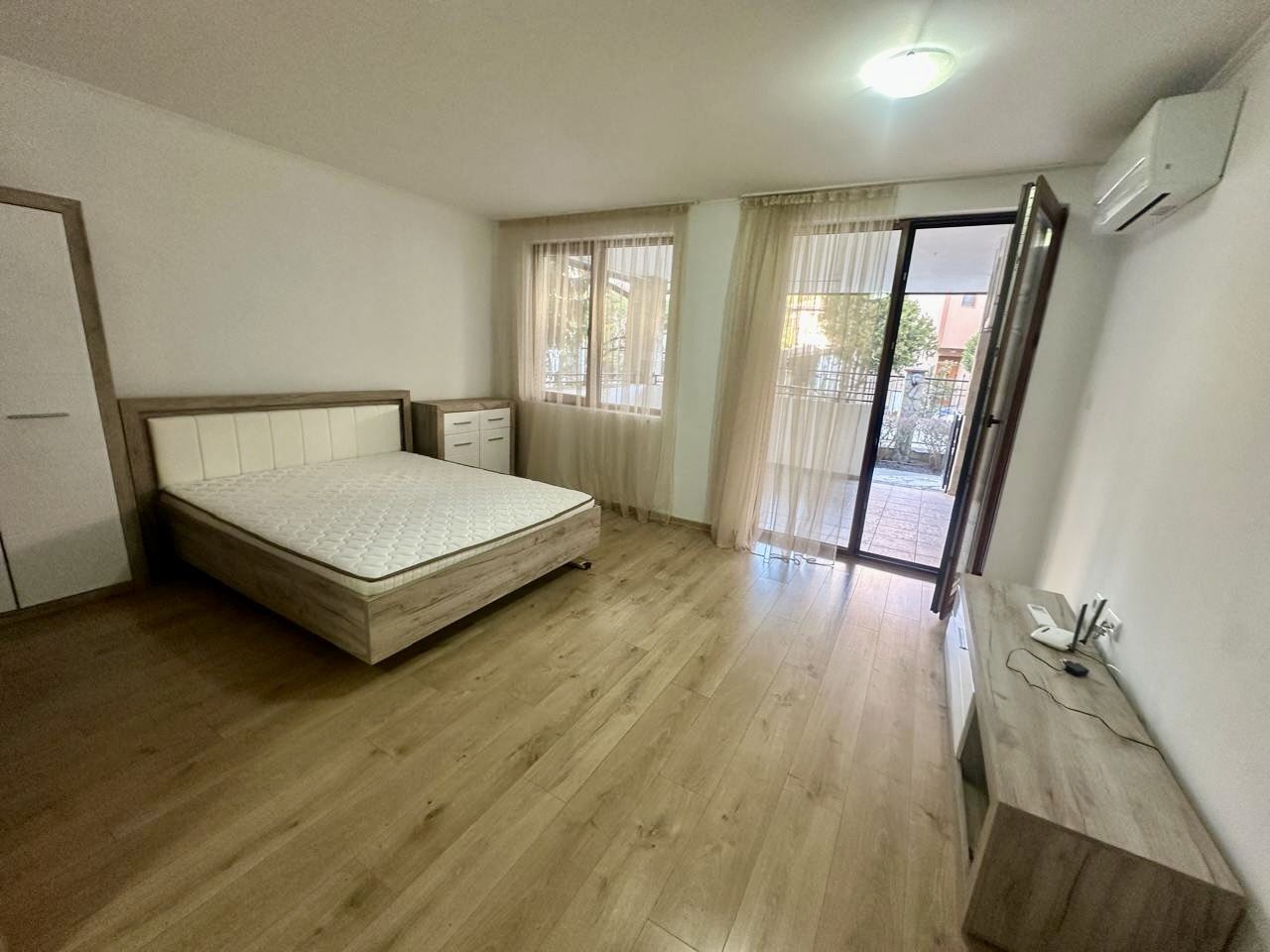 Spacious ground-floor studio with large terrace and potential for a one-bedroom apartment – security and comfort in Nessebar