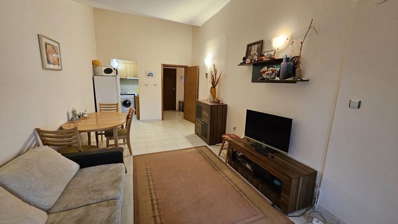 Spacious three-room apartment in Sveti Vlas – only 100 m from the beach and the marina