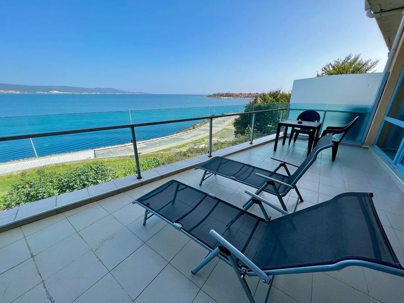 One-bedroom apartment on the first line with sea view in Nessebar, 500 m from the Old Town