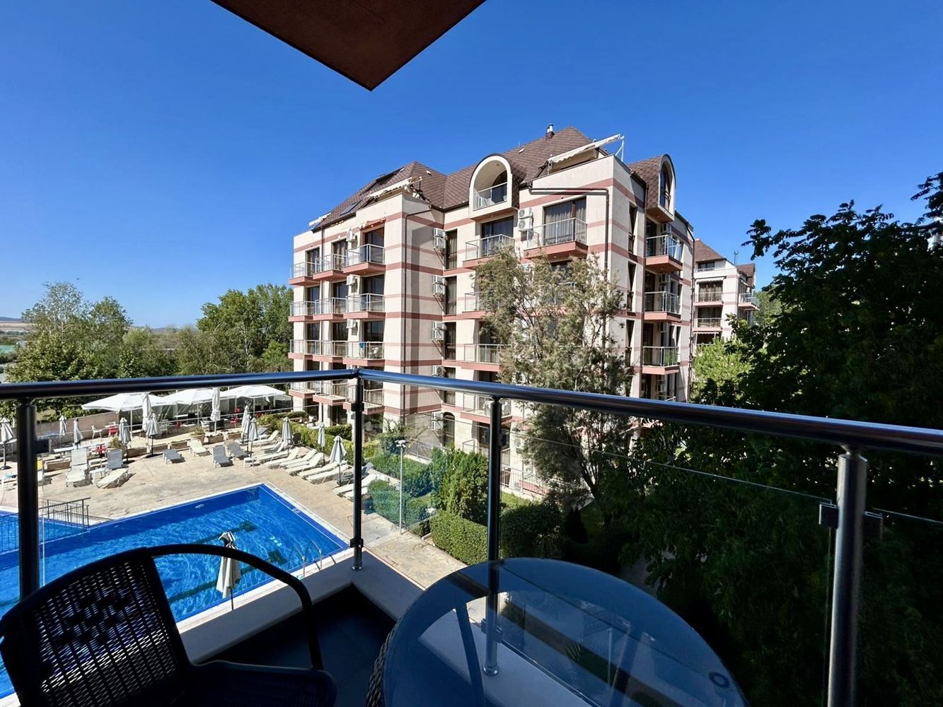 Cozy one-bedroom apartment with pool and green area view in a great complex in Sunny Beach