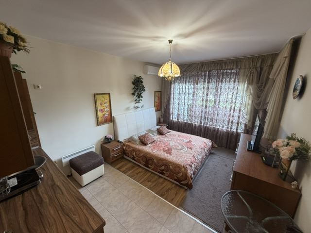 Spacious Three-Bedroom Apartment Close to the Sea with Excellent Complex Facilities