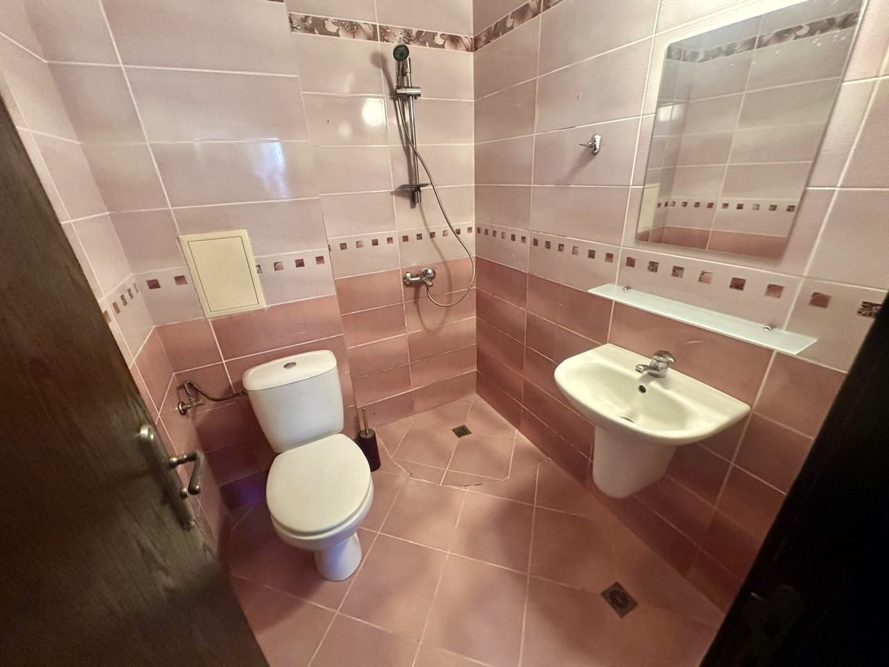 Spacious ground-floor studio with large terrace and potential for a one-bedroom apartment – security and comfort in Nessebar