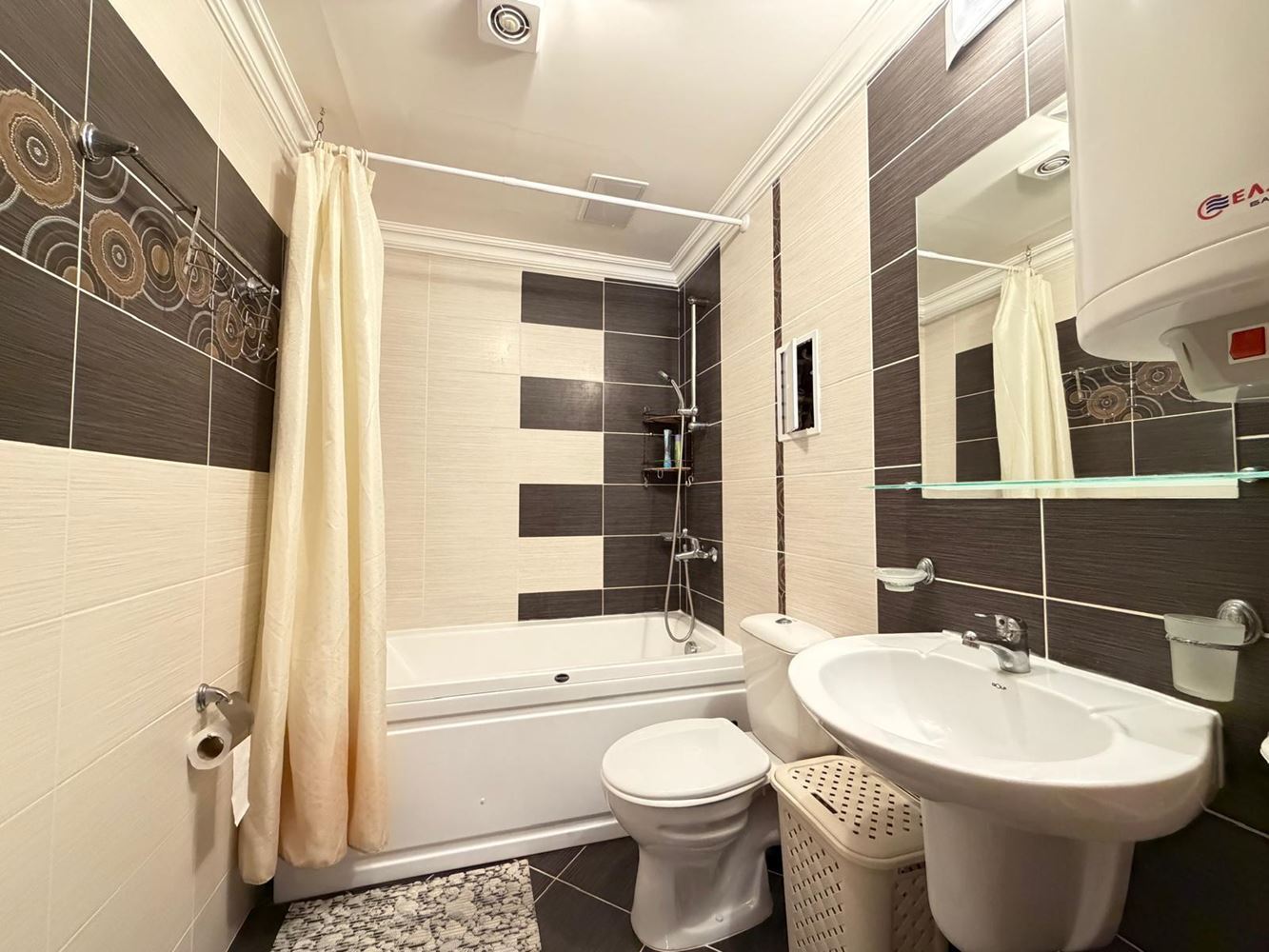 Comfortable One-Bedroom Apartment with Direct Pool Access – Ideal for Living and Investment