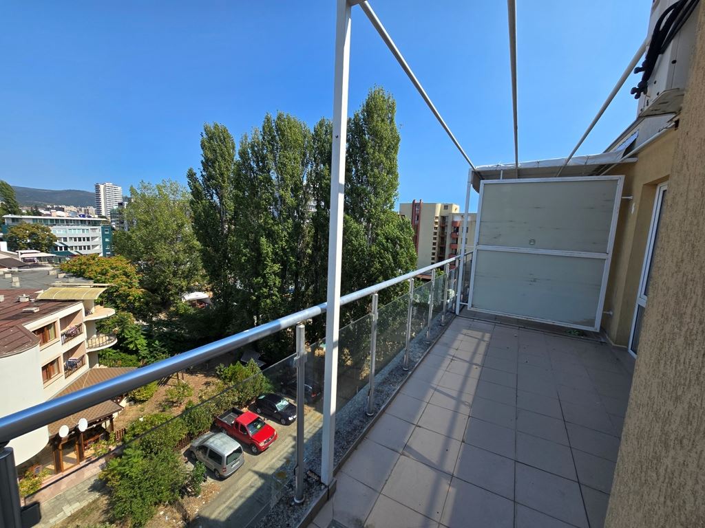 Spacious three room apartment with an excellent location and close proximity to the sea