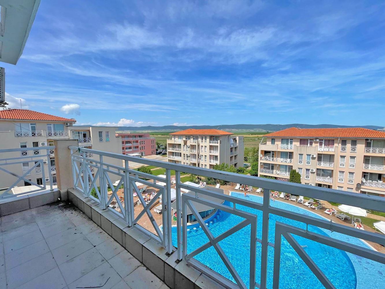 One-Bedroom Apartment with Pool View in Sunny Beach in a Complex with Rich Infrastructure