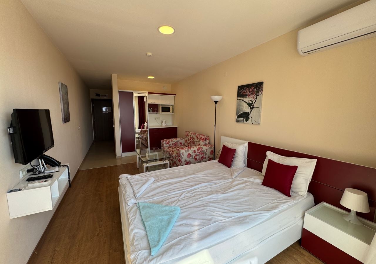 First-line studio with sea view in a luxury complex – fully furnished and ready to use