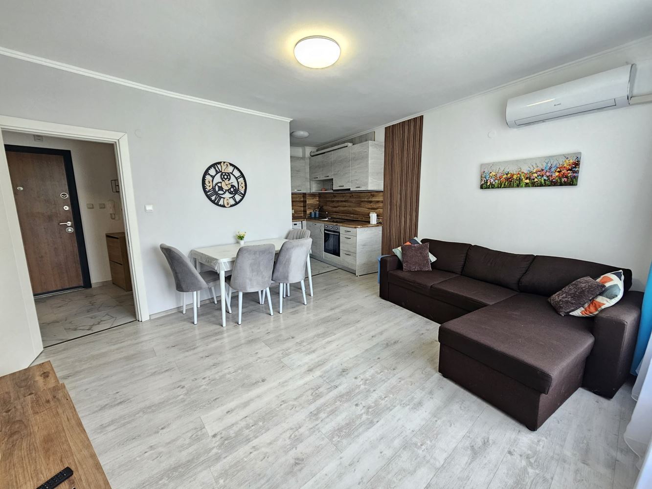 Only 100 meters from the sea! Spacious one-bedroom apartment overlooking the pool in one of the most sought-after complexes in Sunny Beach