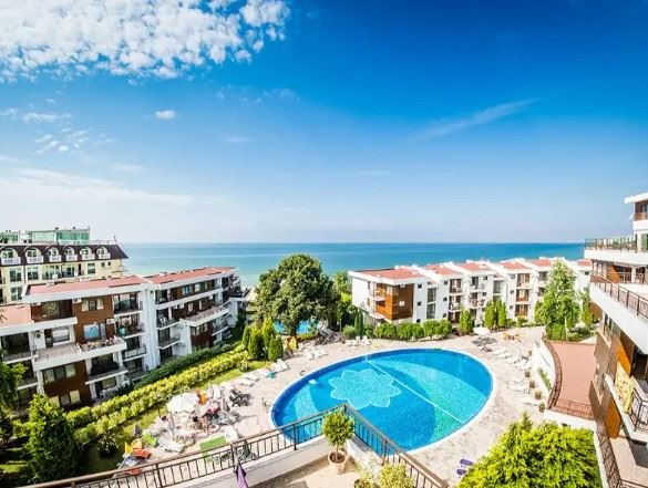 Elenite: spacious two-bedroom apartment on the first line with sea view