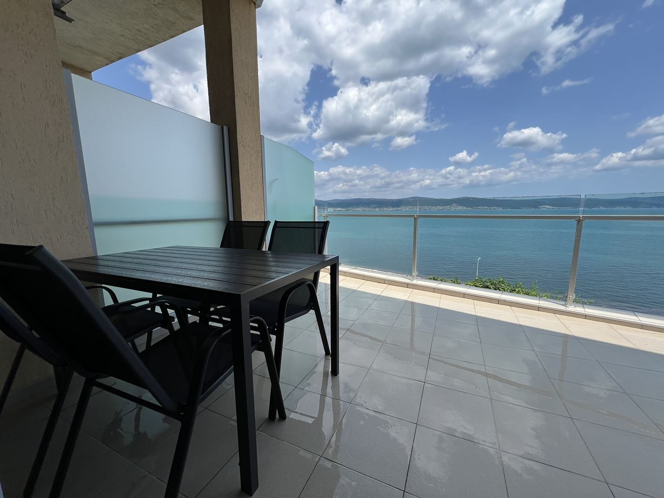 One-bedroom apartment on the first line with sea view in Nessebar, 500 m from the Old Town