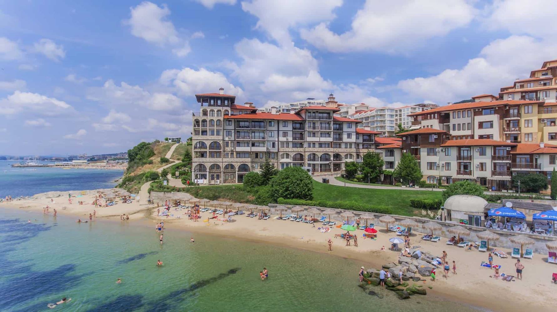 Luxury and tranquility on the first sea line in Sveti Vlas – spacious one-bedroom apartment with pool view
