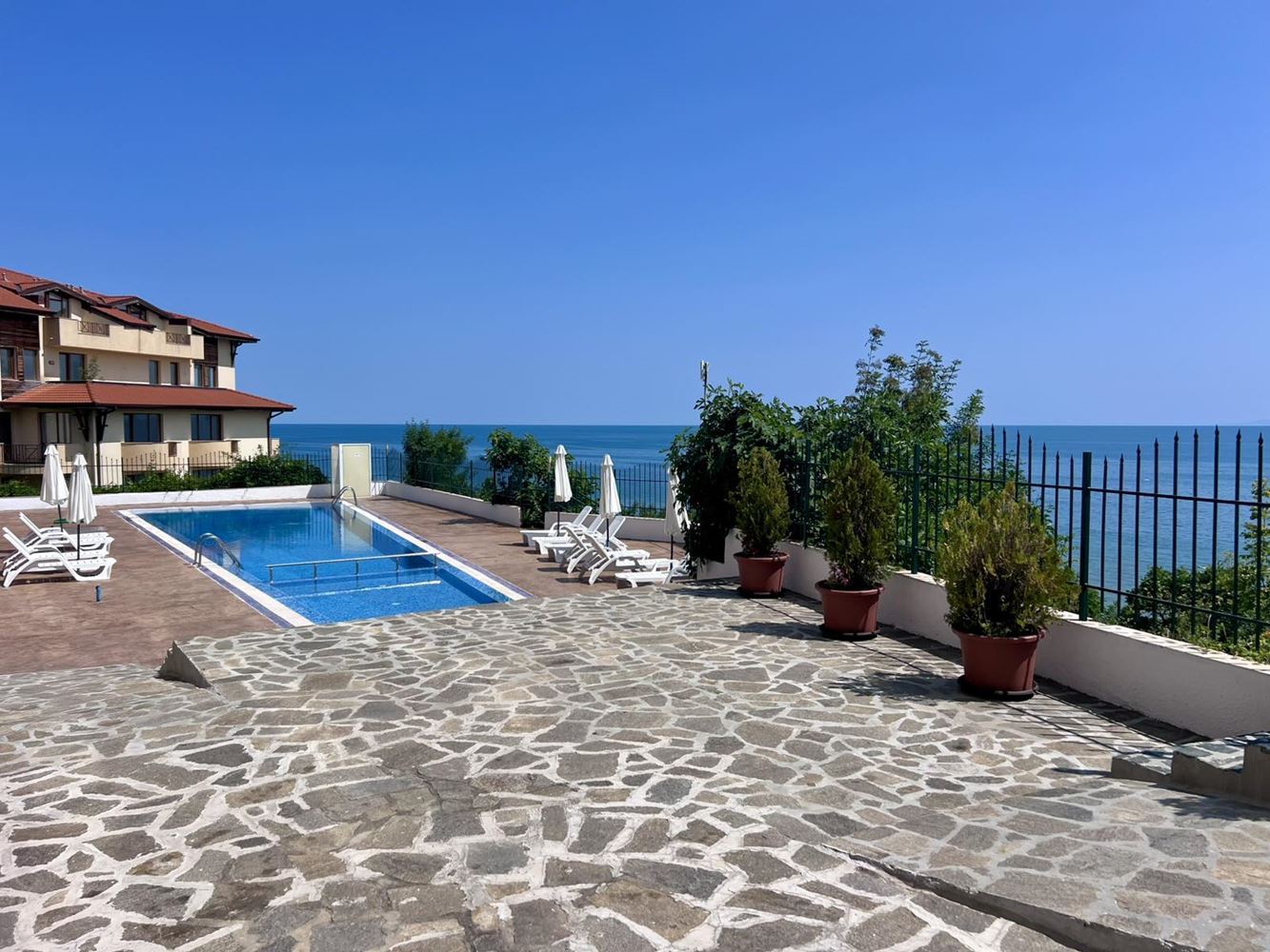 One-Bedroom Apartment with Direct Sea View in Sveti Vlas – Comfort, Tranquility and Resort Lifestyle