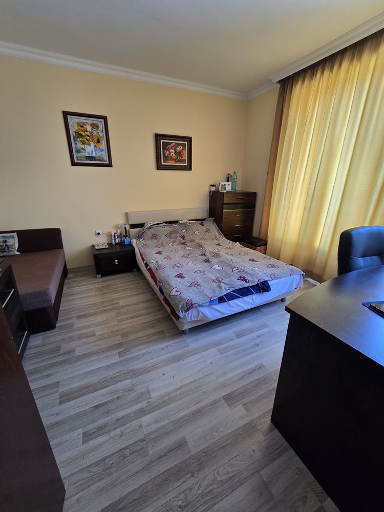 One-bedroom apartment in Sveti Vlas with direct access to the swimming pool – a quiet place for living and relaxation