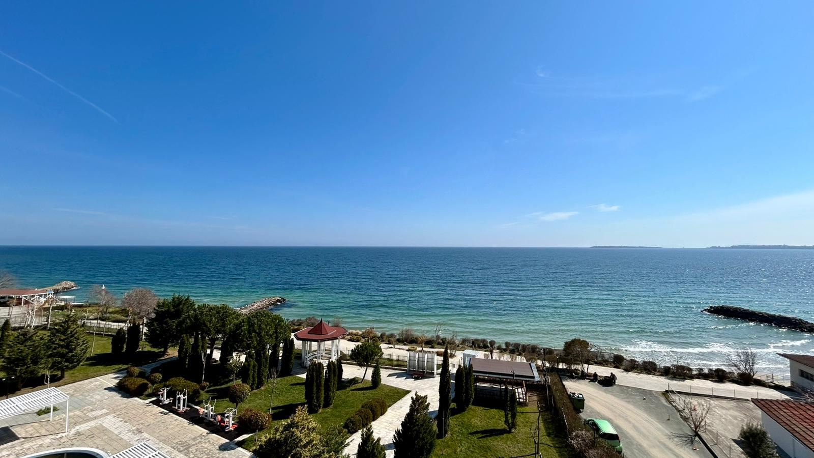 Sveti Vlas – three-bedroom apartment with direct panoramic sea view in a first-line complex