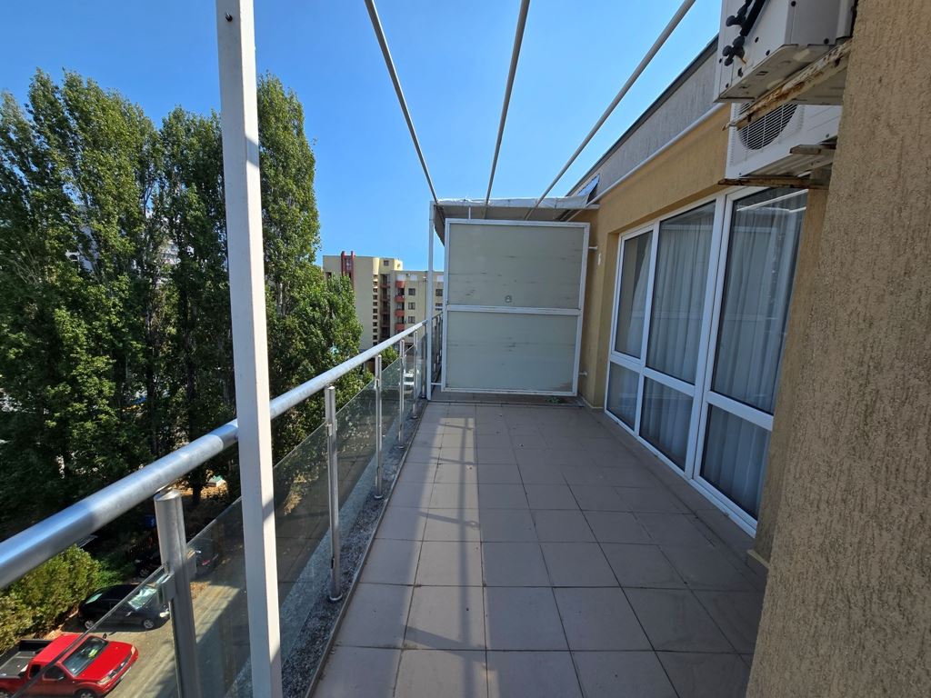 Spacious three room apartment with an excellent location and close proximity to the sea