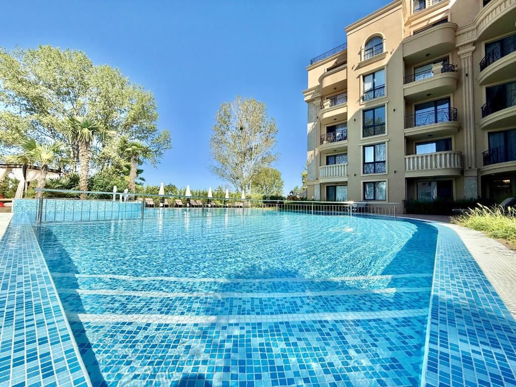 Three-room Apartment with a Large Panoramic Terrace in a Stylish Complex in Sunny Beach