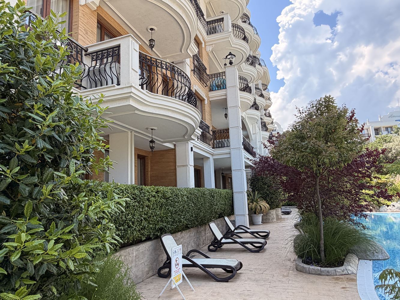 One-Bedroom Apartment with a View of the Park and Swimming Pool in a Prestigious Complex in Sunny Beach