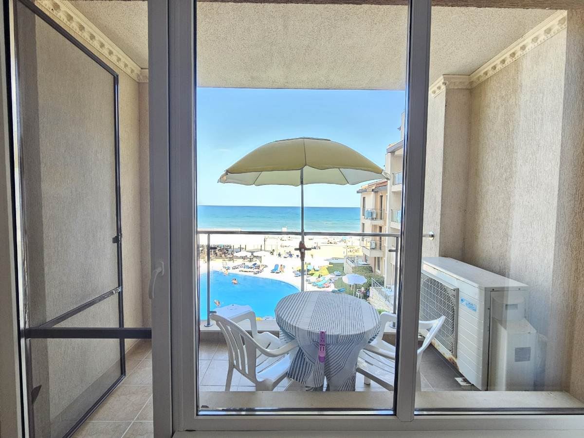 Luxury three-bedroom apartment on the beachfront in Obzor – panoramic sea and mountain views