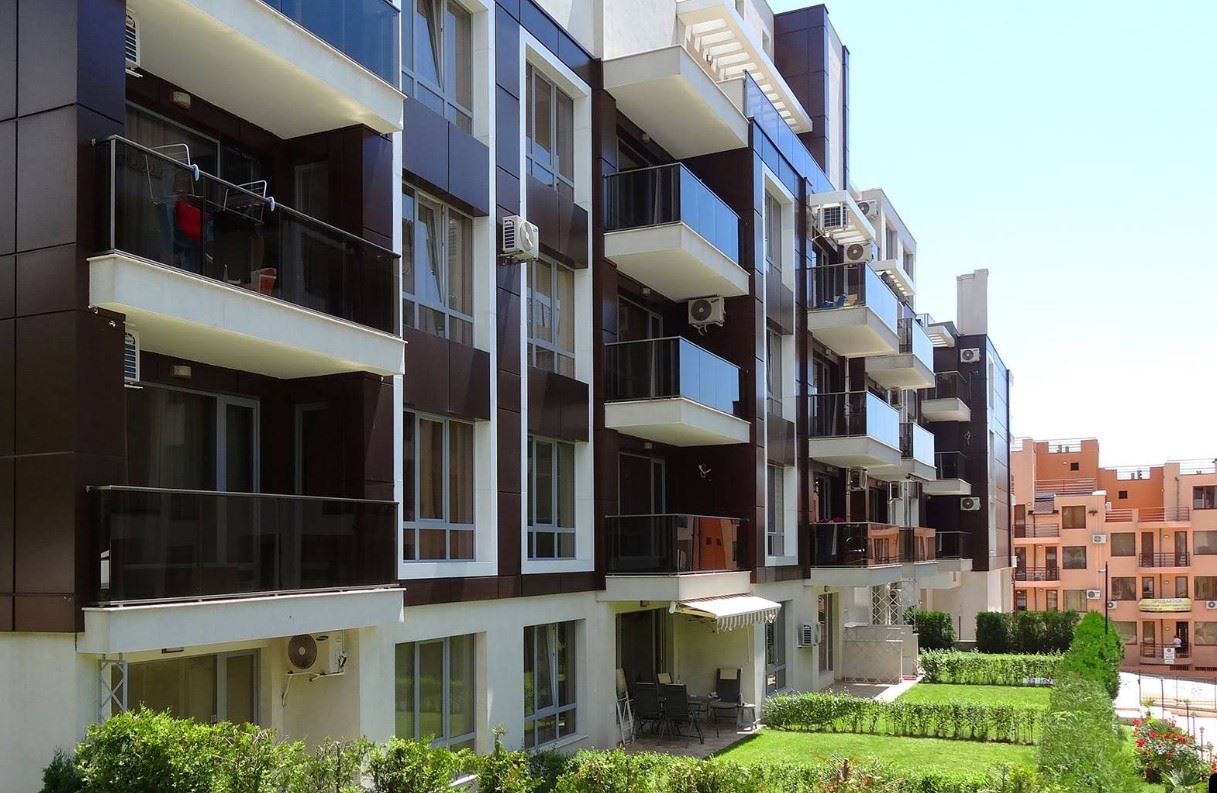 Spacious two-bedroom apartment with parking space only 200 meters from the sea in Sveti Vlas