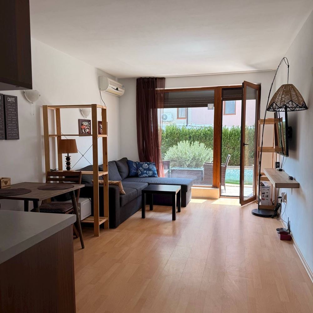 Sunny studio with direct access to the pool – top location in Sveti Vlas, 3–4 minutes from the beach