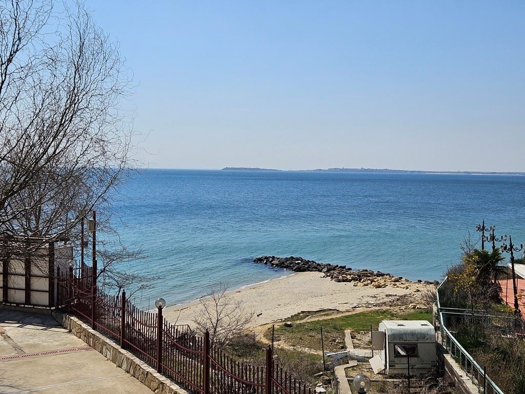 Sveti Vlas, beachfront – panoramic one-bedroom apartment with sea view from every room