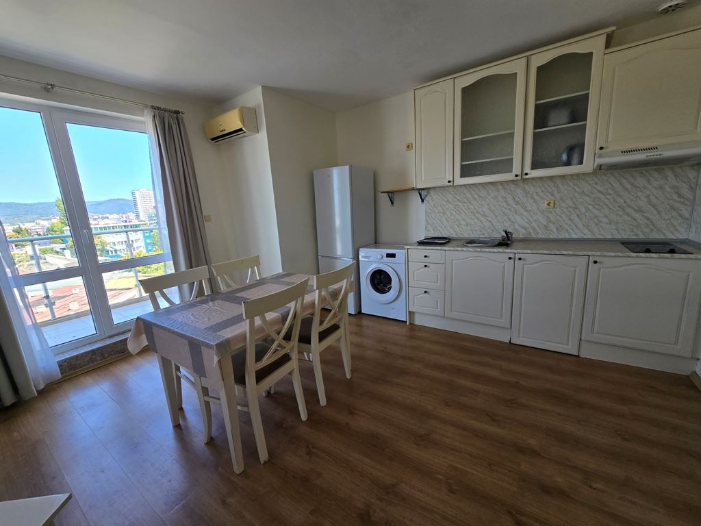 Spacious three room apartment with an excellent location and close proximity to the sea