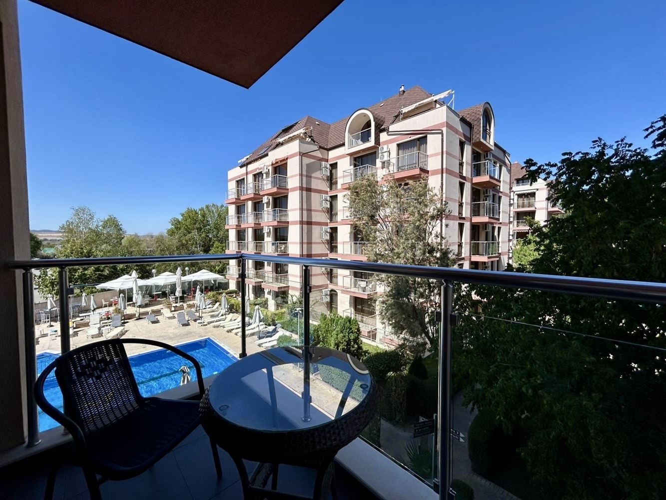 Cozy one-bedroom apartment with pool and green area view in a great complex in Sunny Beach
