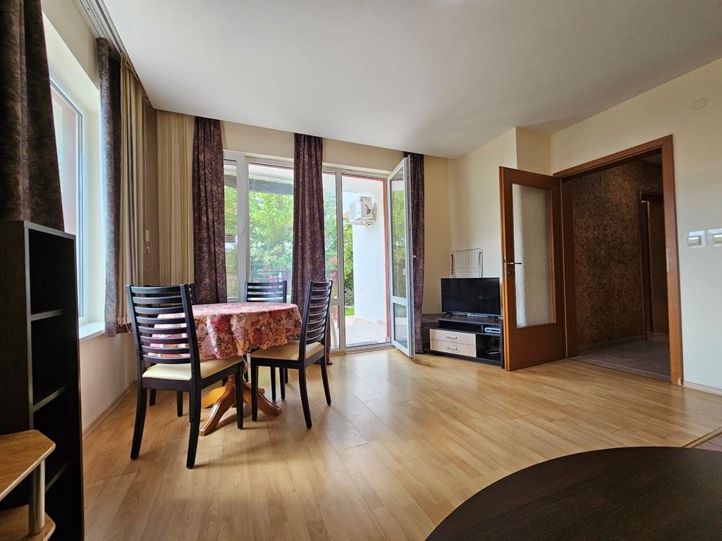 One-Bedroom Apartment on the First Line to the Sea in a Secure Complex in Elenite