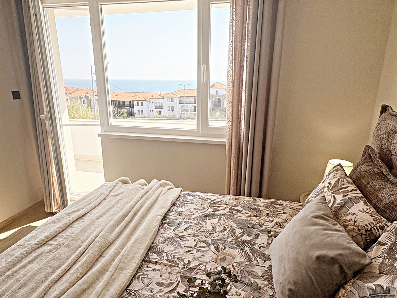 Two independent residential spaces with sea view in the center of Sveti Vlas – designer interior and private parking space