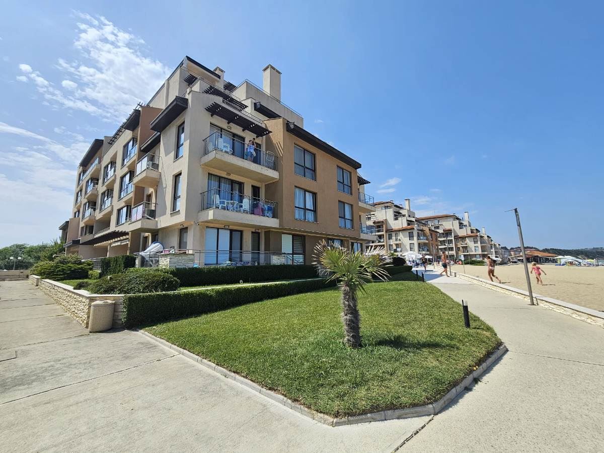 Luxury three-bedroom apartment on the beachfront in Obzor – panoramic sea and mountain views