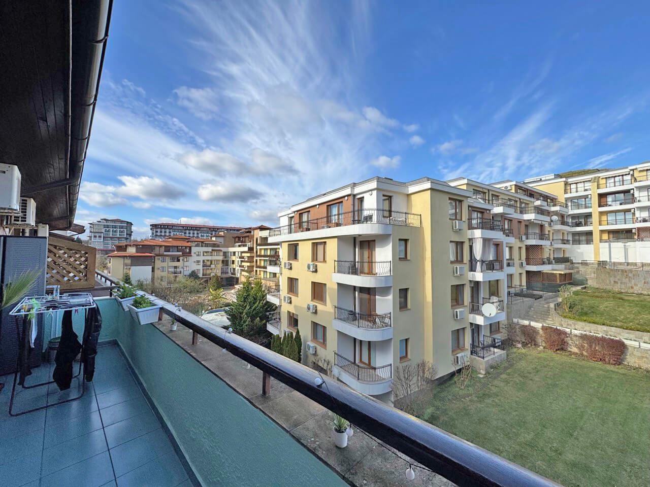 One-bedroom apartment in a complex with a seaside atmosphere on the first line in Sveti Vlas