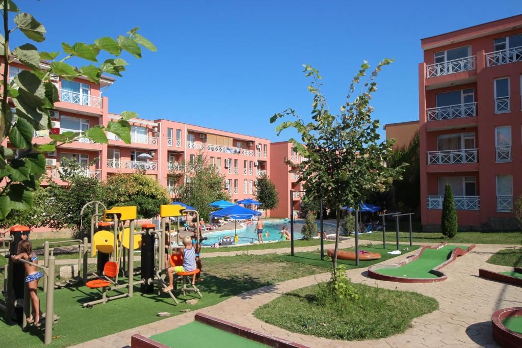 Studio in a well-maintained complex near Sunny Beach with a swimming pool, parking and sports facilities